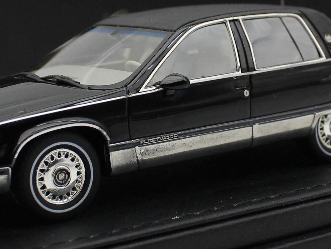 1/43 VAV 1993 Cadillac Fleetwood Brougham Car model Black color Flaw - Image 3